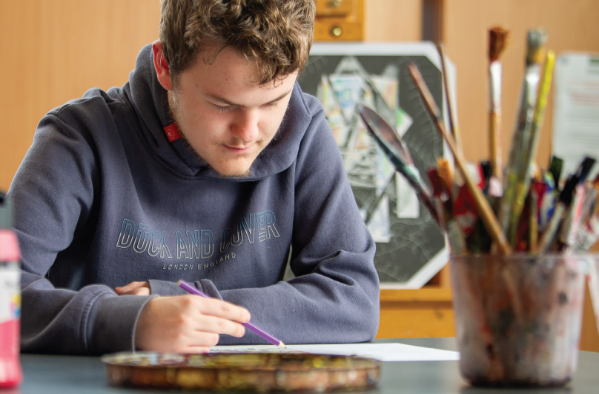 student inthe art cl